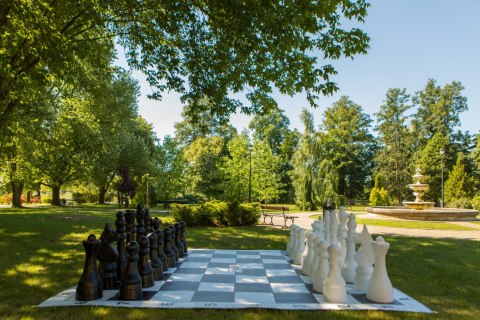 Figury plastikowe do szachów plenerowych (wysokość króla 105 cm), szachy ogrodowe