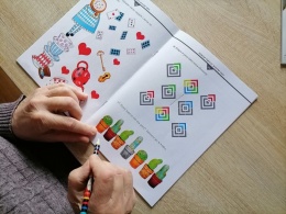 Senior ćwiczy bystre oko