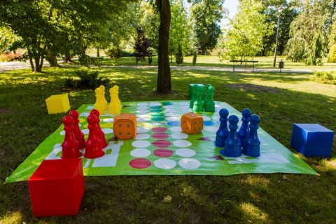 Zestaw Chińczyk XXL (pionki 62 cm, plansza, kostka)