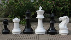 Średniej wielkości figury szachowe, szachy ogrodwowe (król 41cm)