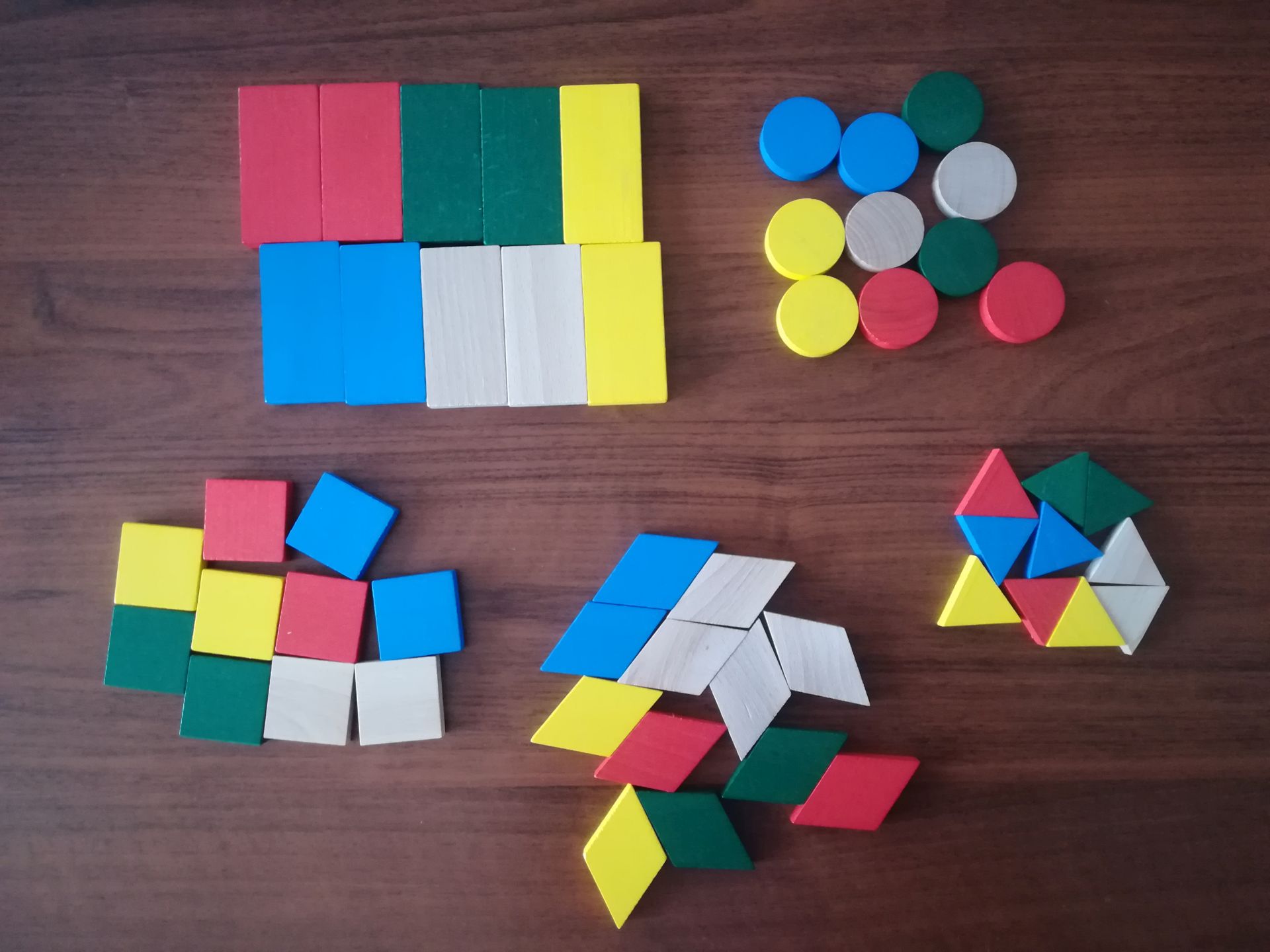 Mozaika geometryczna dla seniorów - Grupowanie figur geometrycznych pod względem kształtów lub kolorów