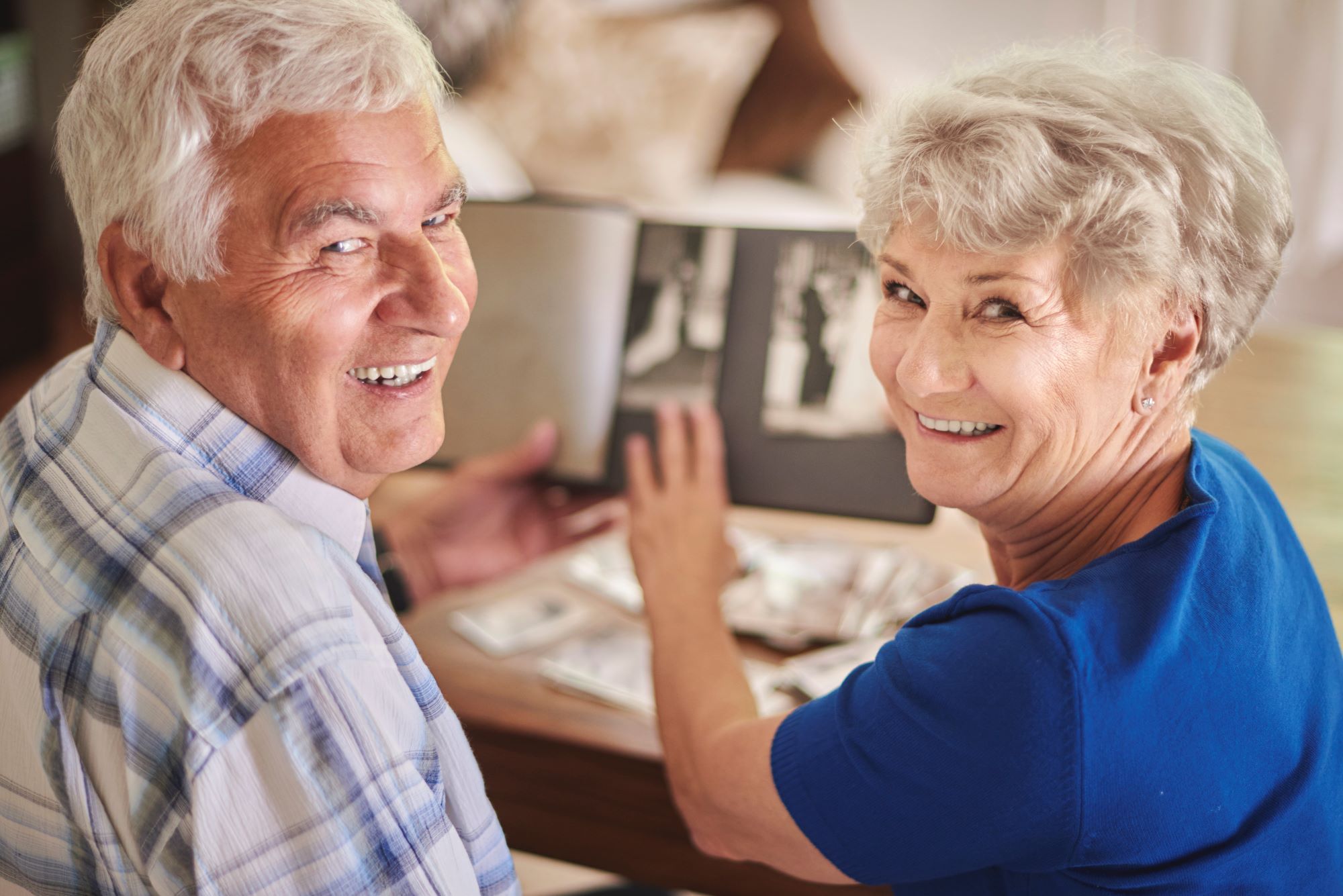Choroba Alzheimera – jak podtrzymać sprawność seniora? Sprawdzone metody pracy