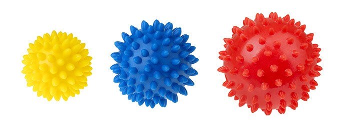 Serce plac&oacute;wki bije w pracowni terapii zajęciowej. Jak stworzyć przestrzeń, kt&oacute;ra wspiera i aktywizuje senior&oacute;w - piłka z kolcami