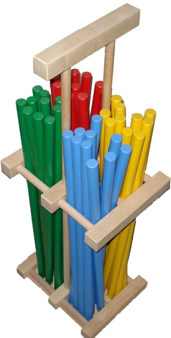 Serce plac&oacute;wki bije w pracowni terapii zajęciowej. Jak stworzyć przestrzeń, kt&oacute;ra wspiera, inspiruje i aktywizuje - laski gimnastyczne